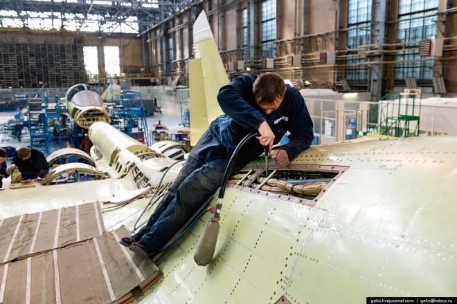 Bên trong nhà máy chế tạo tiêm kích bom Su-34 Nga - ảnh 4