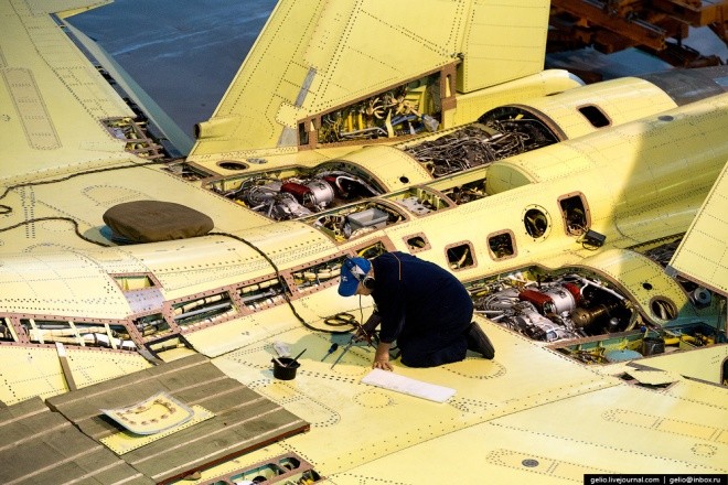 Bên trong nhà máy chế tạo tiêm kích bom Su-34 Nga - ảnh 6
