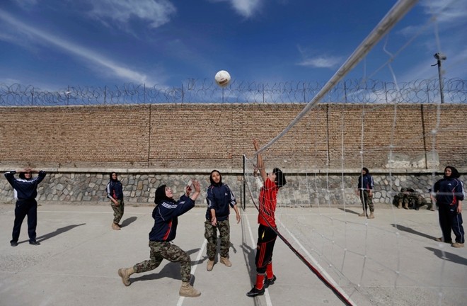 Đột nhập Trung tâm huấn luyện nữ binh Afghanistan - ảnh 8