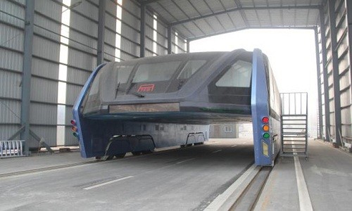 'Xe buýt bay' Trung Quốc đắp chiếu hai tháng do cạn tiền - ảnh 1