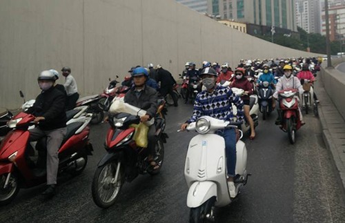 Gần 20 xe đâm liên hoàn ở hầm Kim Liên - ảnh 1