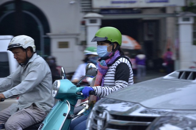 Người Sài Gòn diện áo ấm, khăn len trong tiết trời se lạnh - ảnh 10