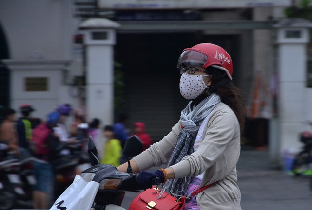 Người Sài Gòn diện áo ấm, khăn len trong tiết trời se lạnh - ảnh 11