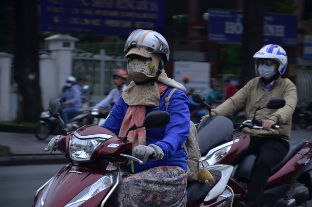 Người Sài Gòn diện áo ấm, khăn len trong tiết trời se lạnh - ảnh 1