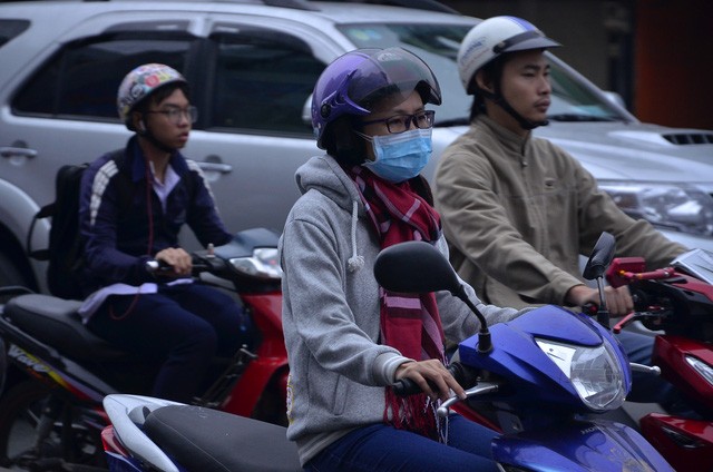 Người Sài Gòn diện áo ấm, khăn len trong tiết trời se lạnh - ảnh 3