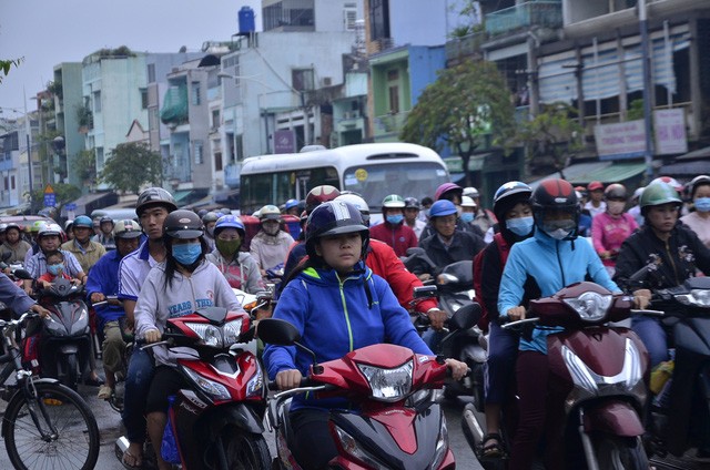 Người Sài Gòn diện áo ấm, khăn len trong tiết trời se lạnh - ảnh 9
