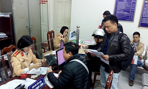 Người dân ồ ạt sang tên đổi chủ xe máy vì sợ bị phạt - ảnh 1