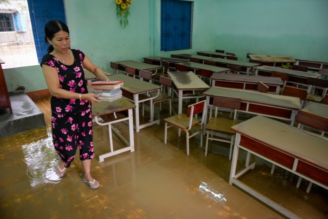 Giáo viên gột từng cuốn sách rồi phơi khô sau lũ - ảnh 11
