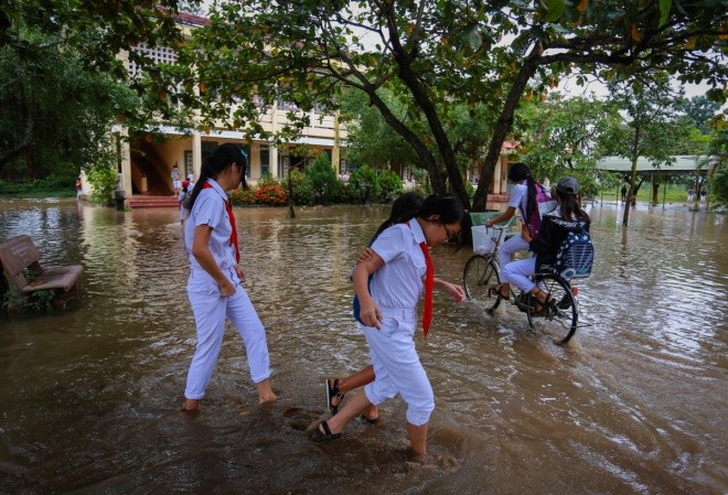 Giáo viên gột từng cuốn sách rồi phơi khô sau lũ - ảnh 12