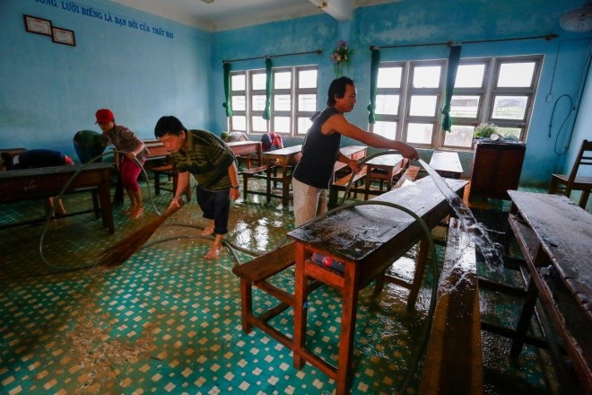 Giáo viên gột từng cuốn sách rồi phơi khô sau lũ - ảnh 8