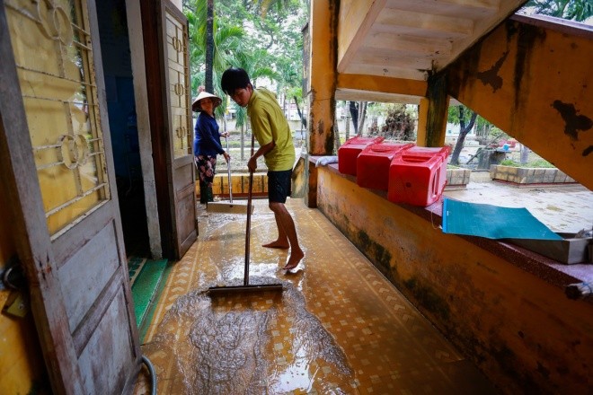 Giáo viên gột từng cuốn sách rồi phơi khô sau lũ - ảnh 9