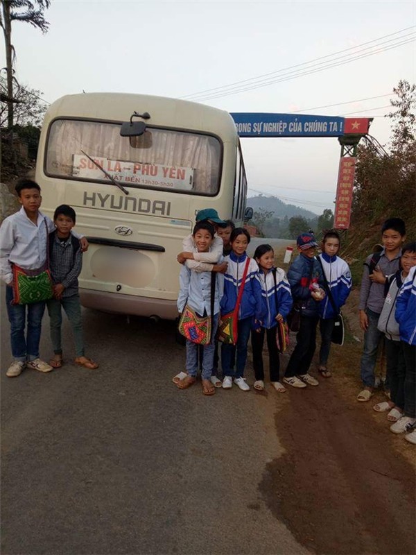 Cảm động tài xế chở 40 học sinh đi học miễn phí suốt 2 năm ròng - ảnh 1
