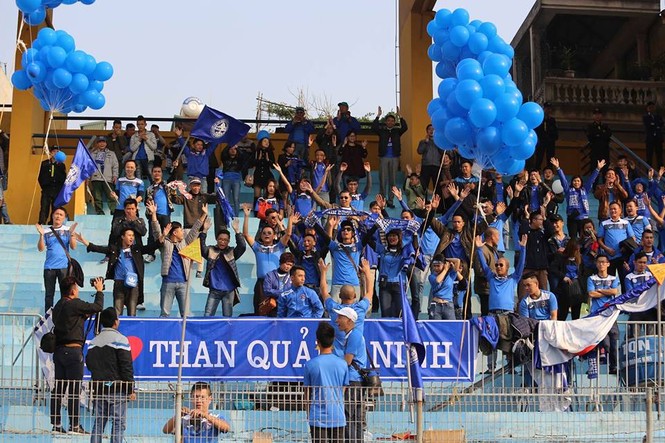 Cổ động viên cuồng nhiệt 'thắp lửa' cho Siêu Cup - ảnh 6