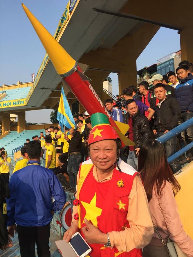 Cổ động viên cuồng nhiệt 'thắp lửa' cho Siêu Cup - ảnh 11