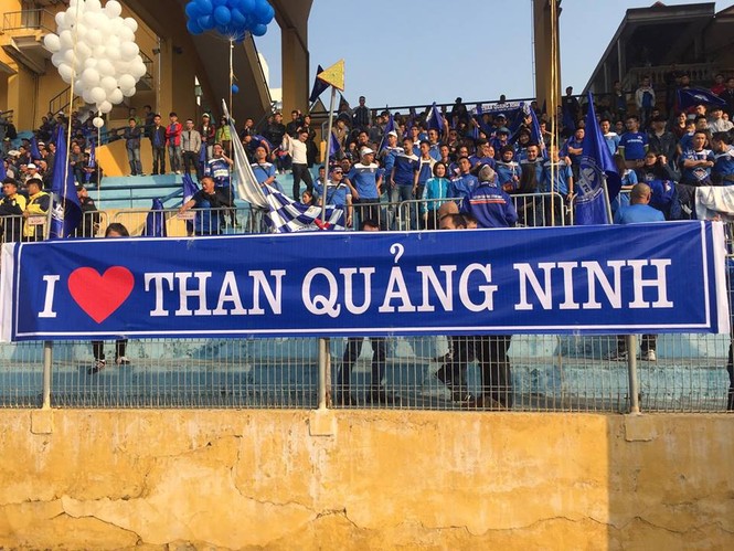 Cổ động viên cuồng nhiệt 'thắp lửa' cho Siêu Cup - ảnh 1