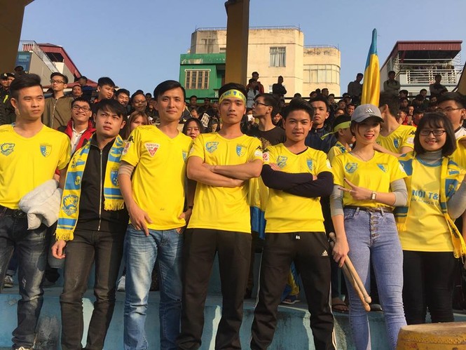 Cổ động viên cuồng nhiệt 'thắp lửa' cho Siêu Cup - ảnh 9