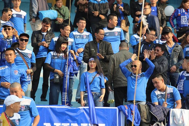 Cổ động viên cuồng nhiệt 'thắp lửa' cho Siêu Cup - ảnh 5