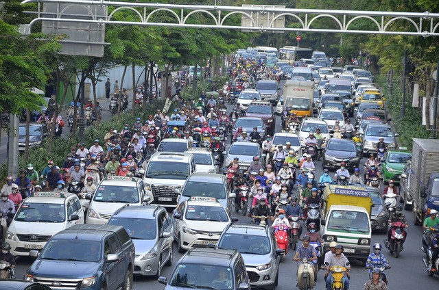Sân bay Tân Sơn Nhất 'nghẹt thở' từ trong ra ngoài - ảnh 10