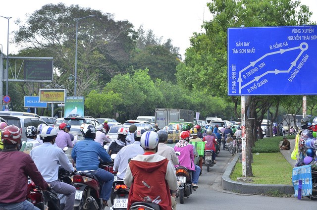Sân bay Tân Sơn Nhất 'nghẹt thở' từ trong ra ngoài - ảnh 7