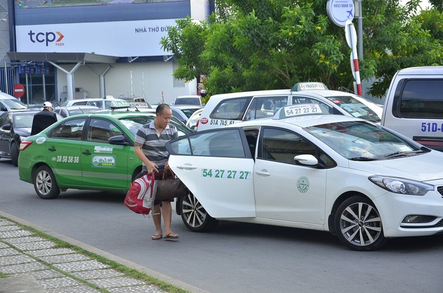 Sân bay Tân Sơn Nhất 'nghẹt thở' từ trong ra ngoài - ảnh 9