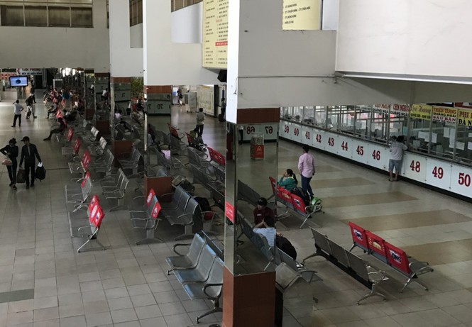 Bến xe, ga Sài Gòn vắng khách, sân bay chật kín người - ảnh 10