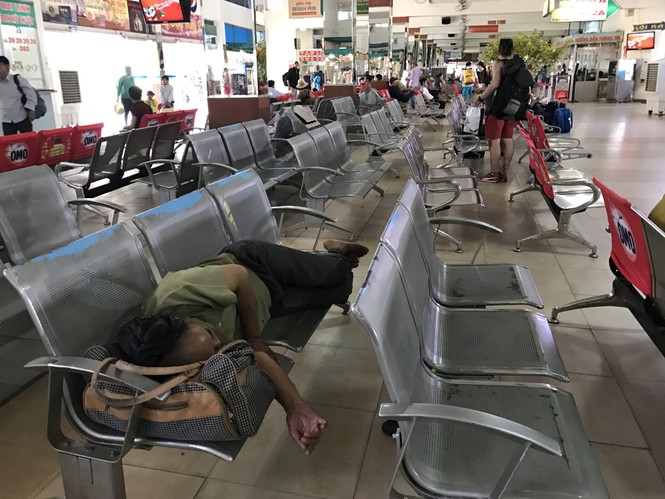 Bến xe, ga Sài Gòn vắng khách, sân bay chật kín người - ảnh 13