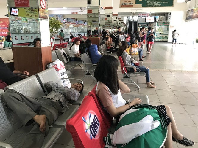 Bến xe, ga Sài Gòn vắng khách, sân bay chật kín người - ảnh 15