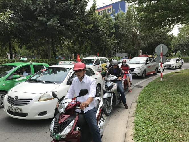 Bến xe, ga Sài Gòn vắng khách, sân bay chật kín người - ảnh 16