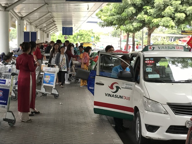 Bến xe, ga Sài Gòn vắng khách, sân bay chật kín người - ảnh 17