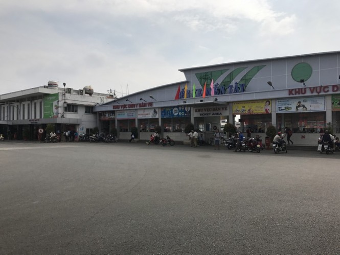Bến xe, ga Sài Gòn vắng khách, sân bay chật kín người - ảnh 1