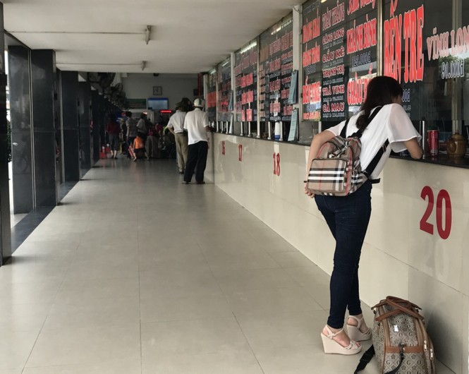 Bến xe, ga Sài Gòn vắng khách, sân bay chật kín người - ảnh 2