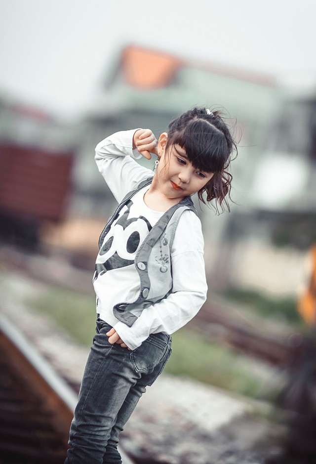Bé gái mang hai dòng máu Việt - Đức 'diễn' đẹp như người mẫu - ảnh 4