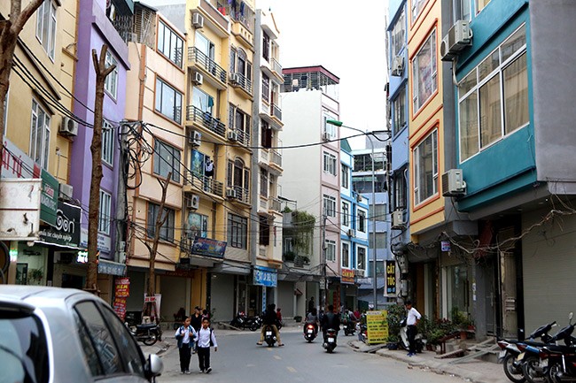 Nhà 'hình kỳ dị' lại mọc giữa Thủ đô sau cải tạo mương - ảnh 1