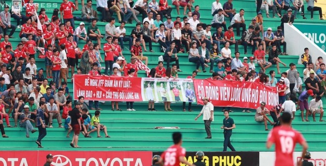 Cầu thủ Long An cúi đầu xin lỗi người hâm mộ - ảnh 4