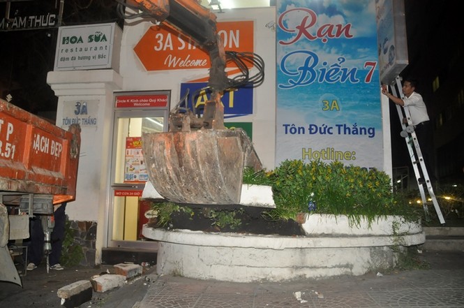 Cẩu 2 xe biển ngoại giao chiếm vỉa hè về trụ sở công an - ảnh 8