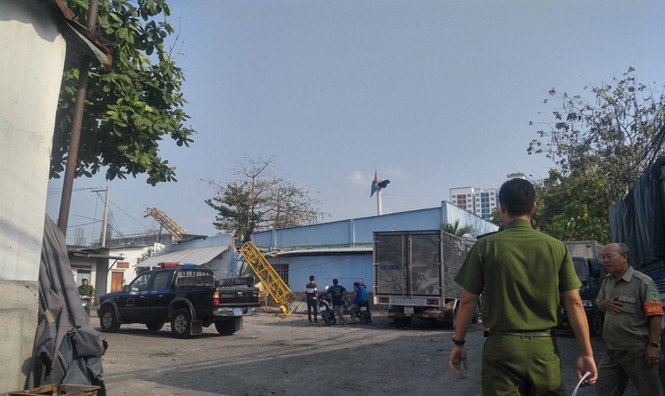 Cần cẩu sập đè nhà dân ở Sài Gòn, 2 người bị thương - ảnh 1