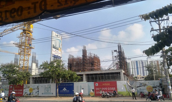 Cần cẩu sập đè nhà dân ở Sài Gòn, 2 người bị thương - ảnh 2