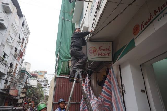 Hà Nội: Cẩu ô tô ở phố 'nhà binh', tháo biển quảng cáo lấn vỉa hè - ảnh 1