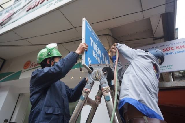 Hà Nội: Cẩu ô tô ở phố 'nhà binh', tháo biển quảng cáo lấn vỉa hè - ảnh 2