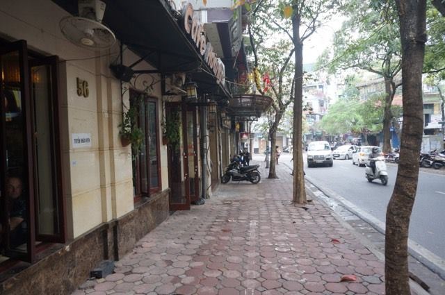 Hà Nội: Cẩu ô tô ở phố 'nhà binh', tháo biển quảng cáo lấn vỉa hè - ảnh 8