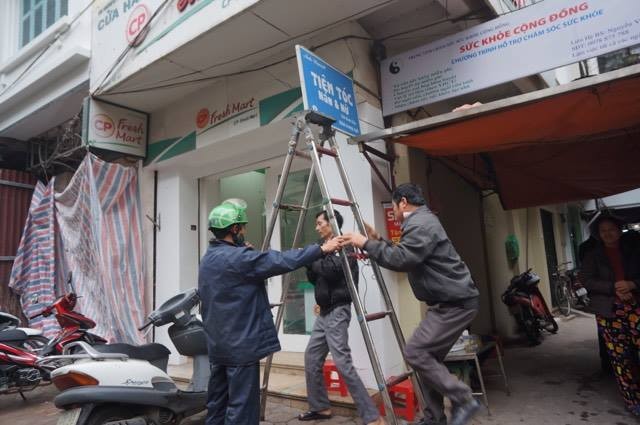 Hà Nội: Cẩu ô tô ở phố 'nhà binh', tháo biển quảng cáo lấn vỉa hè - ảnh 3