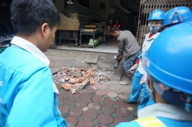 Hà Nội: Cẩu ô tô ở phố 'nhà binh', tháo biển quảng cáo lấn vỉa hè - ảnh 4