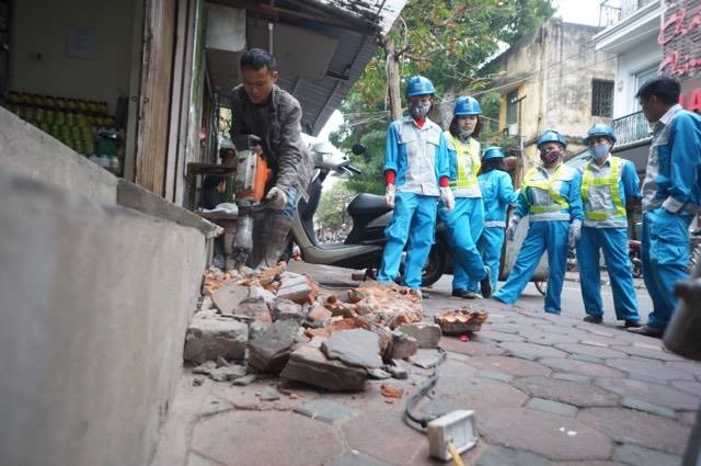 Hà Nội: Cẩu ô tô ở phố 'nhà binh', tháo biển quảng cáo lấn vỉa hè - ảnh 5