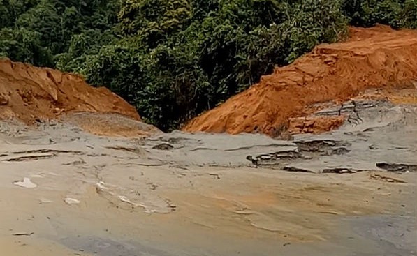 Vỡ đập chứa trên núi cao 700m, bùn thải tràn ra suối - ảnh 1