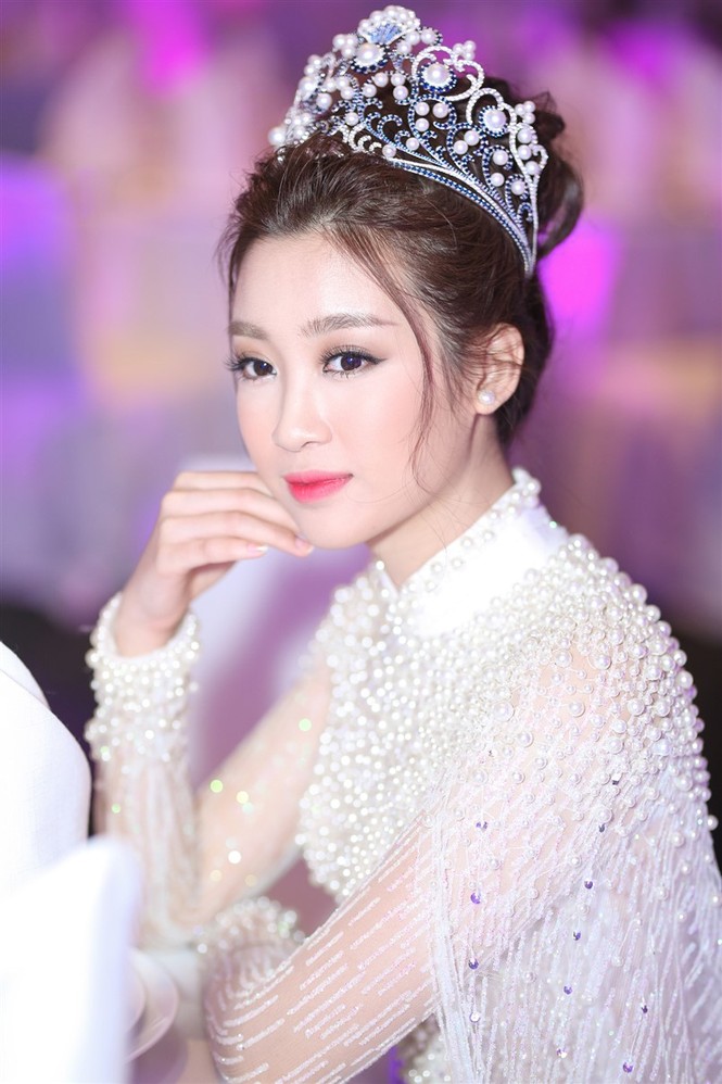 Hoa hậu Mỹ Linh mặc áo dài đính lông vũ gợi nhớ 'Công chúa Mỵ Châu' - ảnh 8