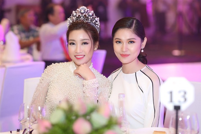 Hoa hậu Mỹ Linh mặc áo dài đính lông vũ gợi nhớ 'Công chúa Mỵ Châu' - ảnh 5
