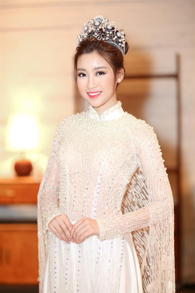 Hoa hậu Mỹ Linh mặc áo dài đính lông vũ gợi nhớ 'Công chúa Mỵ Châu' - ảnh 1