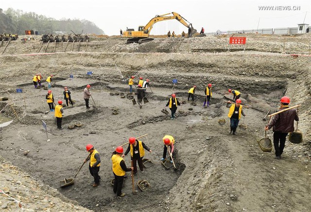 Trung Quốc đào được kho báu khổng lồ dưới đáy sông - ảnh 1