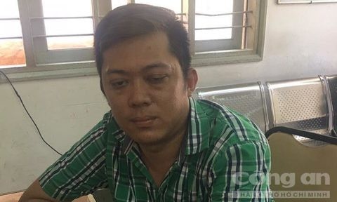 Găm 2 khẩu súng dạo phố gặp đúng trinh sát hình sự - ảnh 1