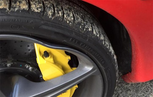 Sập ổ gà, Ferrari được đền 12.000 USD để sửa xe - ảnh 2